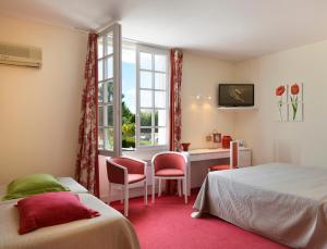 Hotels Logis Auberge Du Centre : Chambre Quadruple