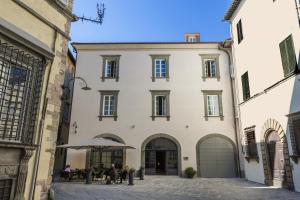 Piazza del Palazzo Dipinto, 27 55100 Lucca, Italy.