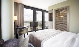 Deluxe King Room with Harbour View room in Hyatt Regency Dusseldorf