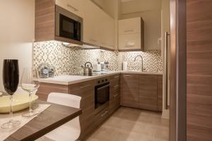 Elegant and Safe Gold and Blue Apartment walk to Acropolis