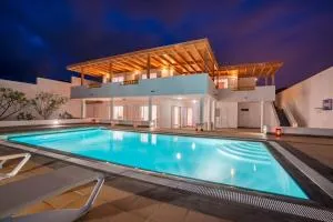 Villa Dedalos - A luxury large villa with a heated pool in Puerto Calero - Puerto Calero