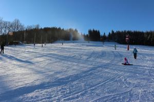 Domek Karpatka 1 przy wyciÄ…gu narciarskim