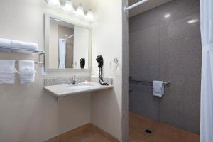 Queen Room with Mobility/Hearing Access - Non-Smoking room in Days Inn by Wyndham Santa Maria