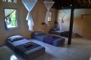 Giường Đơn Trong Phòng Nghỉ Tập Thể Cho Cả Nam Và Nữ (Single Bed in Mixed Dormitory Room)