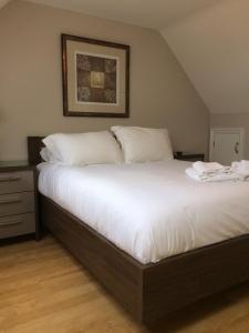 Cottage Double Room room in Hollies Hotel