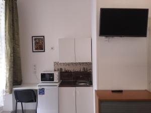 Studio with Kitchenette (3 Adults) room in Omega Guesthouse Budapest