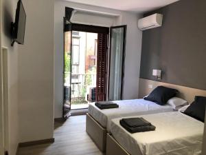 Twin Room with Balcony room in Hostalin Madrid Atocha