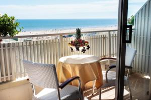 Junior Suite - Lateral Sea View room in Hotel Gambrinus