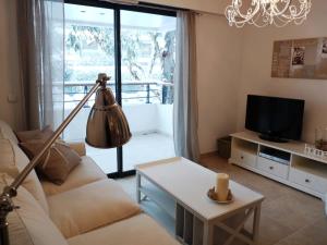 Elegant two bedroom apartment with modern design and terrace close to beaches and Cannes center 546