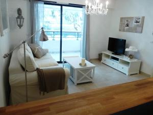 Elegant two bedroom apartment with modern design and terrace close to beaches and Cannes center 546