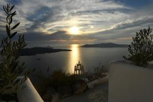 Exclusive Plan Suites Santorini Greece