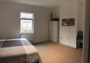 BEAUTIFUL HOME, 3 BEDROOM HOUSE near Alton Towers, Wedgwood museum, Universities
