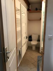 Maisons d'hotes Bastide Ecurie Massilia : Chambre Double avec Salle de Bains Commune