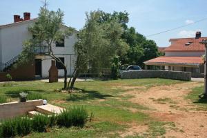 Apartments with a parking space Pinezici Krk 5465