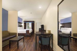 King Room - Non-Smoking room in Days Inn & Suites by Wyndham Galveston West/Seawall