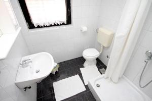 One-Bedroom Apartment with Terrace and Sea View room in Apartments by the sea Zadar - Diklo Zadar - 292