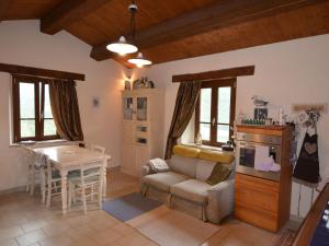 Vintage Apartment in Emilia-Romagna near the Forest