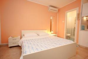 Apartments with a swimming pool Umag - 3358