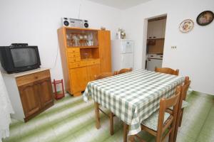 Apartments with a parking space Komiza, Vis - 8866