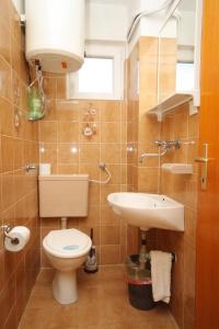 Apartments with a parking space Komiza, Vis - 8866