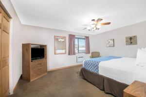 1 King Bed, Suite, Jetted Tub, Non-Smoking room in Days Inn by Wyndham Spearfish