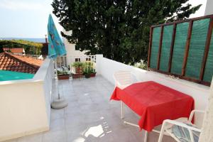 Apartments and rooms with parking space Bol, Brac - 2878