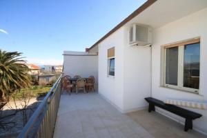 Three-Bedroom Apartment with Terrace and Sea View room in Apartments by the sea Slatine Ciovo - 7544