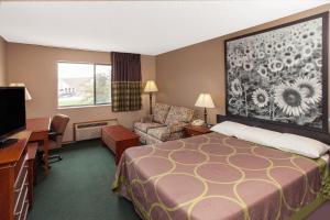 King Studio Suite - Non-Smoking room in Super 8 by Wyndham Anamosa IA