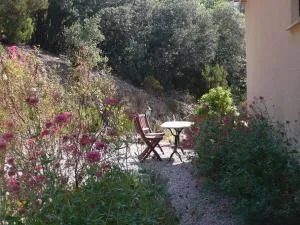 卡德朗索莱尔住宿加早餐酒店 - Péret