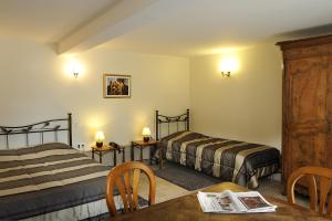 Hotels Logis Manoir De La Giraudiere : Chambre Triple