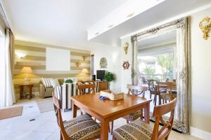 Laguna 622 Nautical Romance in Noosa