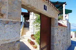 Apartments by the sea Postira Brac 2950