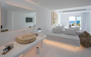 Private Luxury Art Suite with Outdoor Hot Tub, Sea View & Private Pool - Annex