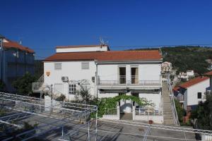 Apartments with a parking space Mavarstica, Ciovo - 8685