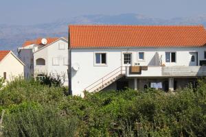 Apartments with a parking space Supetar, Brac - 5627