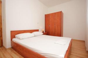 One-Bedroom Apartment with Terrace room in Apartments by the sea Podstrana Split - 2087