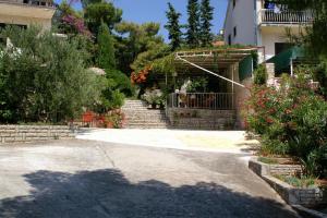 Apartments by the sea Bilo Primosten 4190