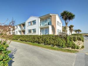 Quaint Apartment in Cornwall with Swimming Pool