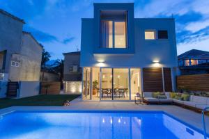 Luxury Villa with Heated Pool near Beach & Split