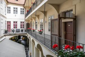 three golden crowns apartments