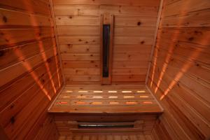 Studio-Apartment VAL - Luxury massage chair - Private SPA- Hot Tub, Infrared Sauna, , Parking with video surveillance, Entry with PIN 0 - 24h, FREE CANCELLATION 24 hours before Check In