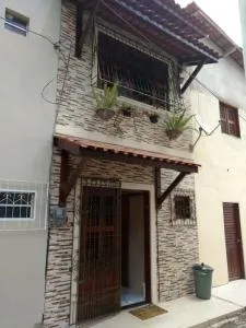 LINDO CHALÉ NO CENTRO DE GUARAMIRANGA - 瓜拉米兰加