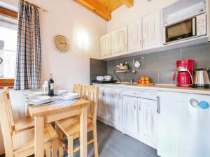 Quaint Holiday Home in Gleznowo with Parasol