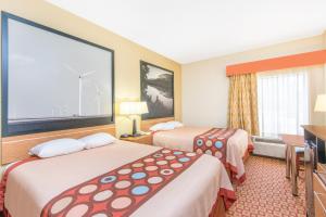 Queen Room with Two Queen Beds - Smoking room in Super 8 by Wyndham Wichita South