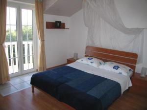 One-Bedroom Apartment with Balcony and Sea View room in Apartment Bol 2904a