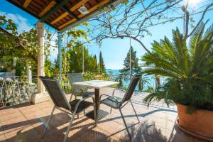 Double Room with Terrace and Sea View   room in Villa Carmen Rooms & Apartments