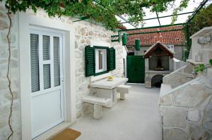 Apartment Menego A2 BOL-CENTER, Croatia