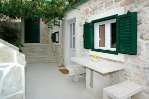 Apartment Menego A2 BOL-CENTER, Croatia