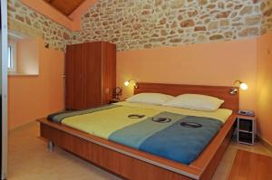 Apartment Menego A2 BOL-CENTER, Croatia