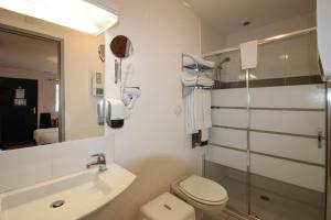 Hotels Hotel Le 15 : Chambre Triple Confort avec Douche